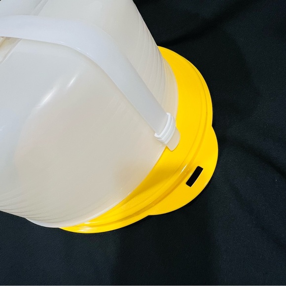 NEW! - Tupperware Round Cake Taker with FREE Pie Stackable (LAST one) - Picture 7 of 16